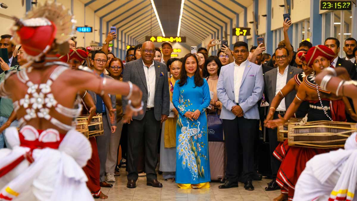 CEREMONY : The maiden flight was ceremonially welcomed by Vietnam's Ambassador to Colombo Trinh Thi Tam and airlines officials in Colombo